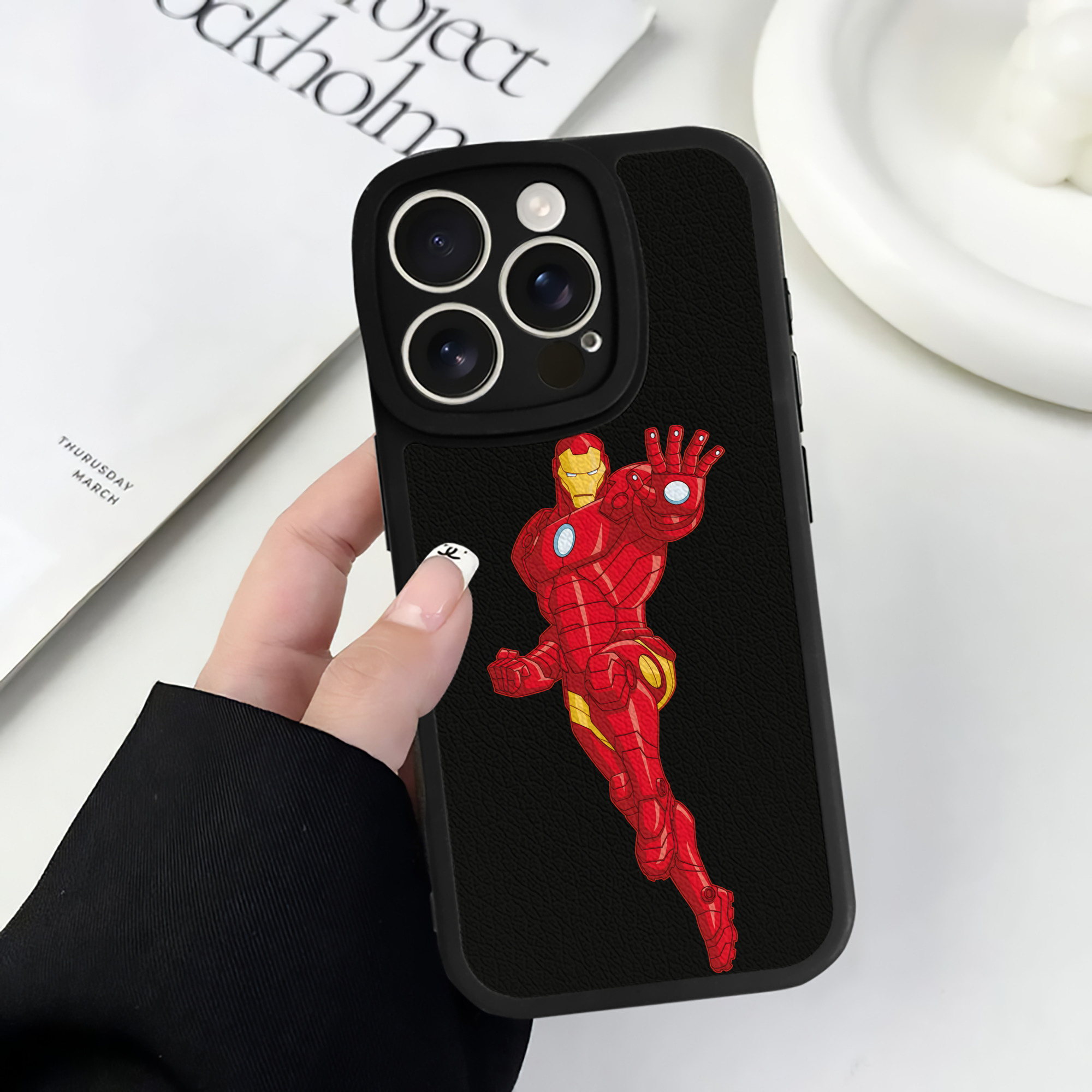 （画像用） アベンジャーズ The Avengers 【iPhone 16シリーズ対応】シリコンスマホケース（レザー調） 材質：シリコン
